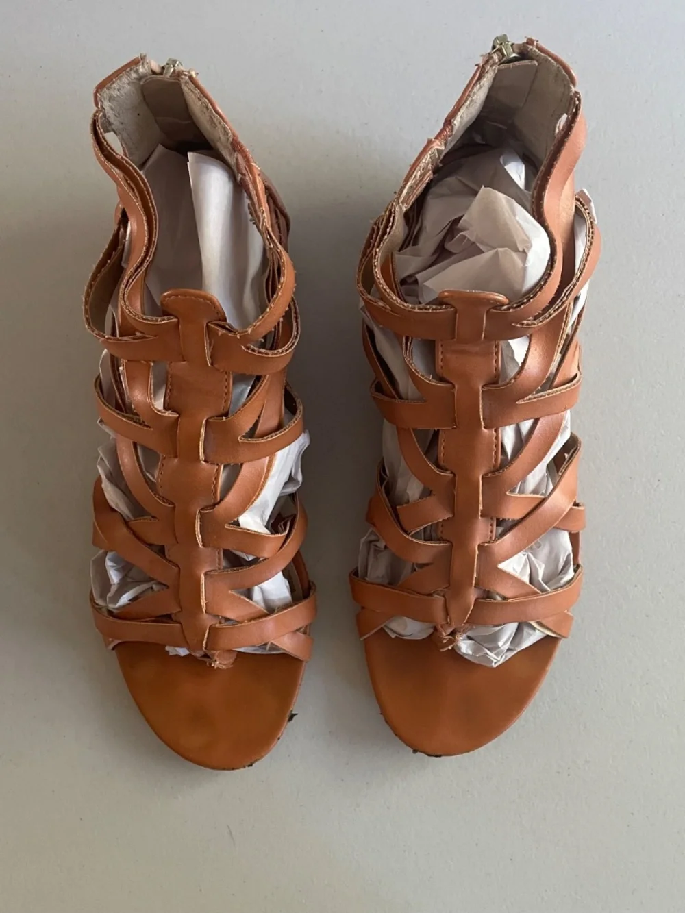 Sam & Libby Tan Strappy Flat Gladiator Sandals Caged with Back Zipper, Size 8 - Picture 6 of 9